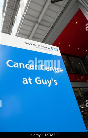 Krebszentrum am Guys Hospital-Schild am Eingang des neuen Krankenhauses in Southwark, Süd-London, England, UK KATHY DEWITT Stockfoto