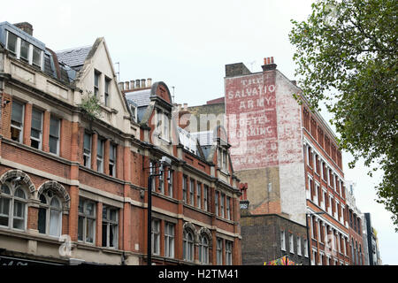 Eine Reihe von verfallenen historischen viktorianischen Reihenhaus Gebäude und Heilsarmee Hostel Schild auf Old Street in London KATHY DEWITT Stockfoto