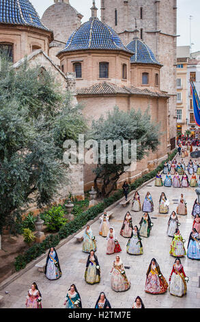 Blume mit Parade, Menschen mit Floral Hommagen an "Virgen de Los Desamparados´, Fallas Festival, Carrer del Micalet Straße, Va Stockfoto