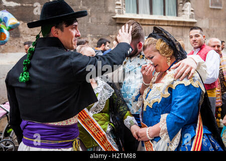 Nach der Besichtigung der Jungfrau, Frauen und Männer in Fallero Kostüme Weinen während Blume Angebot parade, Hommage an "Virgen de Los Desam Stockfoto