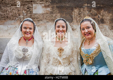 Frauen in Fallera Kostüme während der Blüte Angebot parade, Hommage an "Virgen de Los Desamparados´, Fallas Festival, Plaza De La V Stockfoto