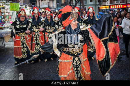 Moros y Cristianos parade während der Fallas Festival Plaza del Mercado, Valencia, Spanien Stockfoto