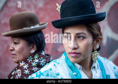 Bei richtigen Benita la Intocable Links at Angela la Folclorista, Cholitas Weibchen Ringer, El Alto, La Paz, Bolivien Stockfoto