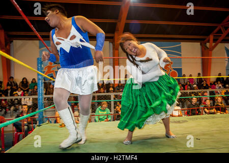 Lucha Libre. Kampf zwischen der Transvestit und Cholita Angela la Folclorista, Ringer, Zentrum Sport La Ceja, El Alto, L Stockfoto