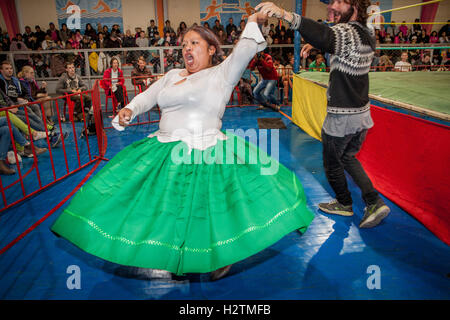 Lucha Libre. Spontane Folgeeinheit mit Cholita Angela la Folclorista um den Sieg zu feiern, Sport center La Ceja, El Alto, Stockfoto