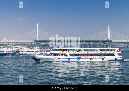 Istanbul, Türkei - 1. Juli 2016: Weiße Passagier-Fähre geht am Goldenen Horn. Es ist eine große städtische Wasserstraße und die primäre Einlass-o Stockfoto