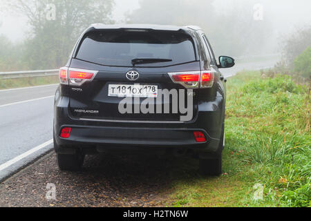 Sankt-Petersburg, Russland-27. September 2016: Schwarz Toyota Highlander Auto steht auf einem Straßenrand in nebligen Morgen, Rückansicht Stockfoto