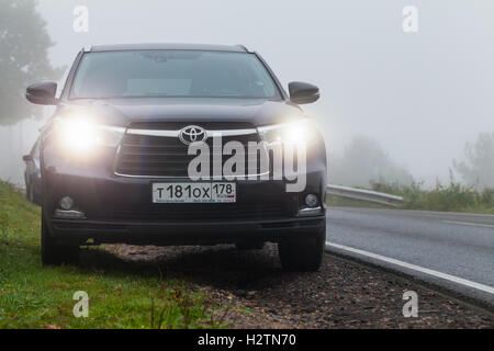 Sankt-Petersburg, Russland-27. September 2016: Schwarz Toyota Highlander Auto steht auf einem Straßenrand in nebligen Morgen Stockfoto