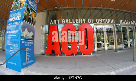 Eingang der AGO, Art Gallery of Ontario, mit Plakaten, die Ausstellung Picturing The Americas, auf Dundas Street West, Toronto, Kanada. Th Stockfoto