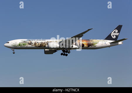 Los Angeles, USA - 21. Februar 2016: Ein Air New Zealand Boeing 777-300ER mit der speziellen Lackierung der Hobbit und der registratio Stockfoto