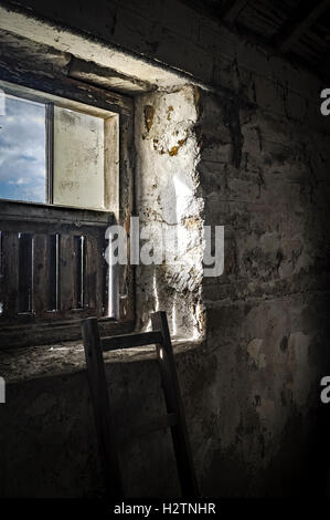 Das Fenster in einer alten Scheune. Stockfoto