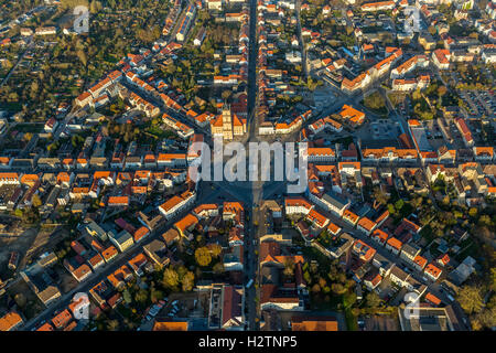 Luftbild, Marktplatz Neustrelitz mit dem Verkehr von einem Kreis, mit acht Achsen und runden Blumenbeet, Stadtplanung, Stockfoto