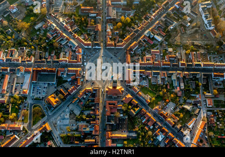 Luftbild, Marktplatz Neustrelitz mit dem Verkehr von einem Kreis, mit acht Achsen und runden Blumenbeet, Stadtplanung, Stockfoto