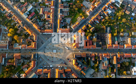 Luftbild, Marktplatz Neustrelitz mit dem Verkehr von einem Kreis, mit acht Achsen und runden Blumenbeet, Stadtplanung, Stockfoto