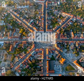 Luftbild, Marktplatz Neustrelitz mit dem Verkehr von einem Kreis, mit acht Achsen und runden Blumenbeet, Stadtplanung, Stockfoto