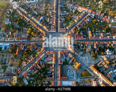 Luftbild, Marktplatz Neustrelitz mit dem Verkehr von einem Kreis, mit acht Achsen und runden Blumenbeet, Stadtplanung, Stockfoto