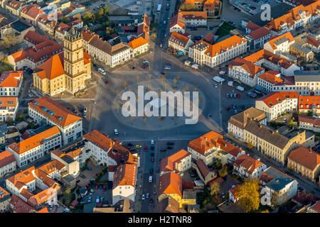 Luftbild, Marktplatz Neustrelitz mit dem Verkehr von einem Kreis, mit acht Achsen und runden Blumenbeet, Stadtplanung, Stockfoto