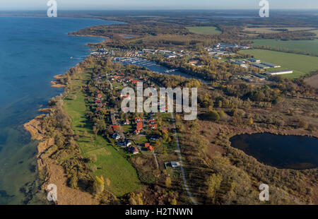 Luftbild, Hütten, Kapitän Häuser, Rechlin-Nord Hafen Dorf und Niederlassung Kanal zu Claassee, Rechlin, mit Marina Stockfoto