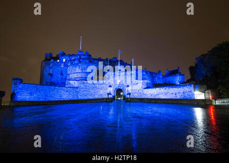 Edinburgh Castle in der Nacht in Saltire blaues Licht getaucht Stockfoto