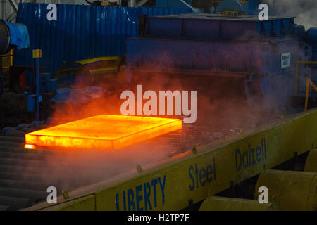 Rote heiße Stahl in Stahlwerken gedrückt Stockfoto