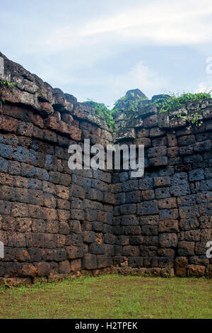 Der steinerne Bau von Wat Nokor ist auf dem Display in diesem bekannten buddhistischen Tempel in Kampong Cham, Kambodscha. Stockfoto