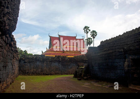 Der steinerne Bau von Wat Nokor ist auf dem Display in diesem bekannten buddhistischen Tempel in Kampong Cham, Kambodscha. Stockfoto