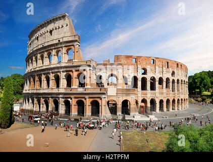 Schöne römische Kolosseum in Sommertag, Italien Stockfoto