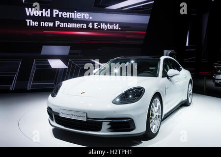 Neue Porsche Panamera 4 E-Hybrid, bei Premiere Weltpremiere auf der Paris Motor Show 2016 Stockfoto