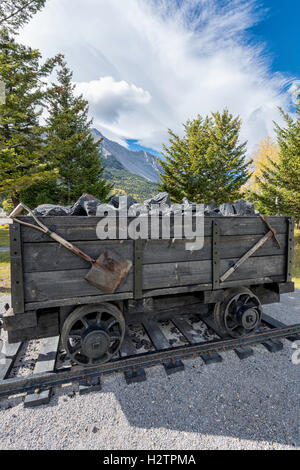 Kohle Warenkorb-Denkmal auf dem Friedhof von Hillcrest in Alberta, Kanada. Schildkröte-Berg im Hintergrund Stockfoto