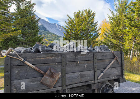 Kohle Warenkorb-Denkmal auf dem Friedhof von Hillcrest in Alberta, Kanada. Schildkröte-Berg im Hintergrund Stockfoto