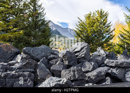 Kohle Warenkorb-Denkmal auf dem Friedhof von Hillcrest in Alberta, Kanada. Schildkröte-Berg im Hintergrund Stockfoto