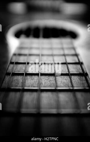 Nahaufnahme Detail von Gitarrensaiten zum Abspielen von Musik Stockfoto