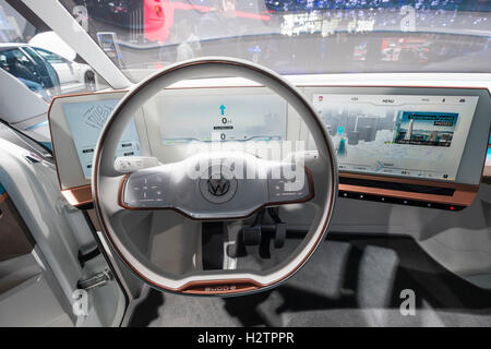 Detail der elektronischen Dashboard von Volkswagen, VW Budd.E elektrische Konzept Minivan auf der Paris Motor Show 2016 Stockfoto