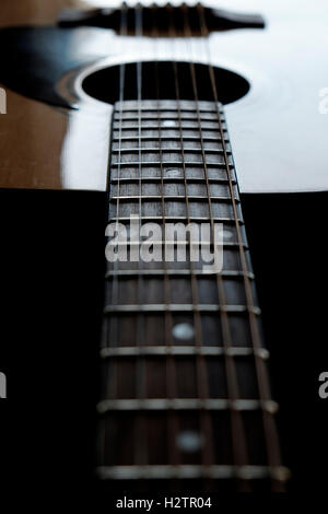 Nahaufnahme Detail von Gitarrensaiten für die Wiedergabe von Musik Instrument Talent klimpern Geklimper Stockfoto