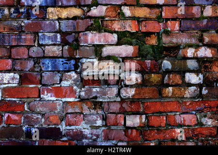 Bunte alten Ziegeln an Wand, die auseinander fallen wird Stockfoto