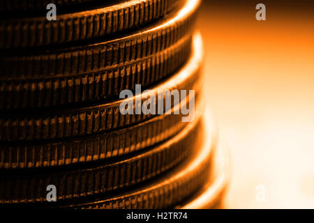 Haufen von alten Münzen und Barren mit dunklem Hintergrund Stockfoto