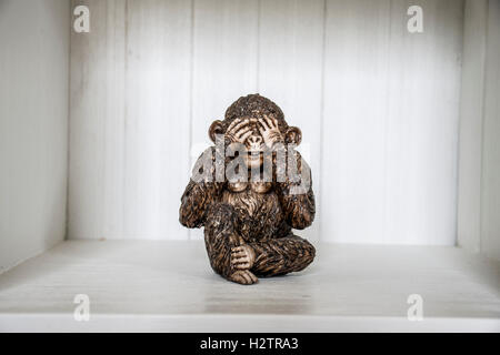Die drei Affen Skulptur hören sprechen sehen in einer Box 2 Stockfoto