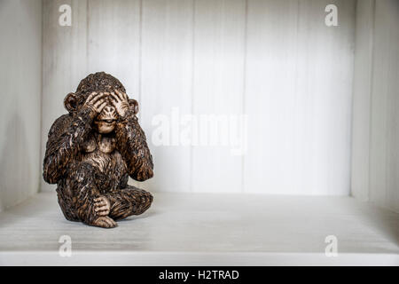 Die drei Affen Skulptur hören sprechen sehen in einem Box-3 Stockfoto