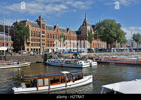 Bahnhof Amsterdam Centraal (Central). Designed by Pierre Cuypers und A L van Gendt 1889 Niederlande (Oosterdokskade) Stockfoto