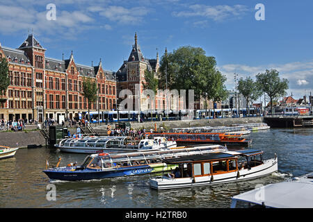 Bahnhof Amsterdam Centraal (Central). Designed by Pierre Cuypers und A L van Gendt 1889 Niederlande (Oosterdokskade) Stockfoto