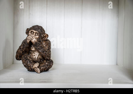 Die drei Affen Skulptur hören sprechen sehen, in ein Feld 5 Stockfoto