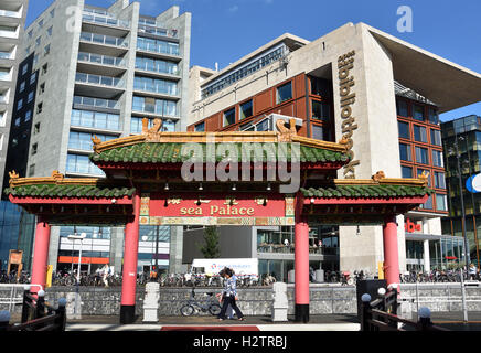 Oosterdok Oosterdokskade Bibliothek Chinesisch Restaurant Sea Palace Amsterdam Niederlande Stockfoto