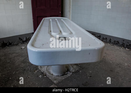 Ein immer seltener Porzellan-Seziertisch in verlassenen Maiden Recht Krankenhaus Leichenhalle, Lanchester, County Durham, Großbritannien Stockfoto