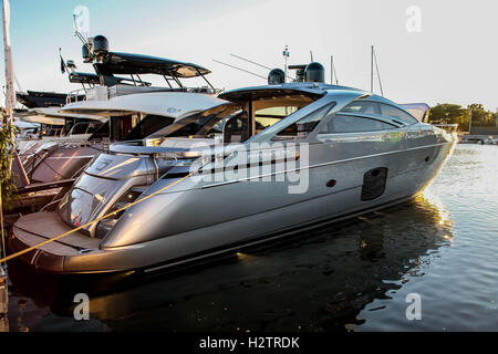 Norwalk, Connecticut, USA. 24. September 2016. Pershing 70 Ausstellung von Ferretti Gruppenausstellung im Norwalk Boat show 2016 Septe Stockfoto