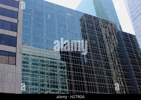 Blickte zu Gebäuden Manhattan, New York Stockfoto