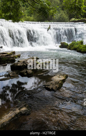 Der Fluss Wye fallen über Monsal Dale Wehr im Peak District, Derbyshire Stockfoto