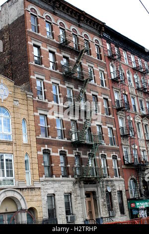 Alten roten Ziegeln Mehrfamilienhäuser in New York City Stockfoto
