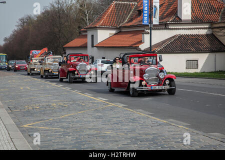 Touristische Sehenswürdigkeiten "Vintage" Oldtimer in Prag Stockfoto