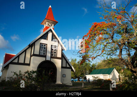 Notre Dame Aux Iliatrice Chapelle mit roten Dächern, Strandpromenade katholische Kirche, Cap Malheureux, Mauritius. Stockfoto