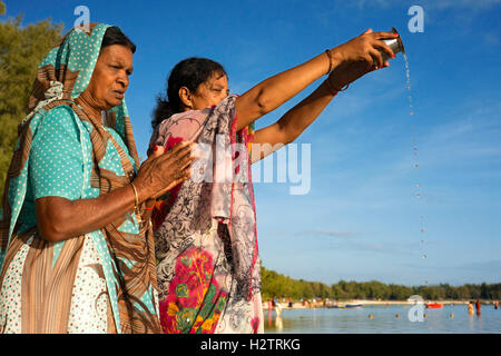 Ganga Snan (Asnan) Hindu, Festival, Hindu-Familien machen Puja am Strand von Belle Mare, Mauritius-Insel. Stockfoto